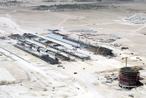 Byggeriet har været i gang i mange måneder - her begynder pitområdet at ligne noget...
(Foto: Bahrain International Circuit)
